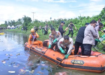 Polda Jambi Gotong Royong Bersihkan Aliran Sungai di Kuala Tungkal, Selasa (15/08/23). (Dok.Humas Polda Jambi)