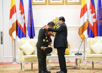 Kasad Terima Medali Kehormatan Negara Kamboja di Peace Palace, Phnom Penh, Kamboja, Jumat (11/8/2023).(Dok. Dispenad)