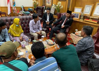 Edi Purwanto menerima audiensi perwakilan masyarakat dari Pematang Bedaro di Ruang Kerja Ketua DPRD Jambi, Rabu (16/8). (Dok. Siklusjambi/Bambang)