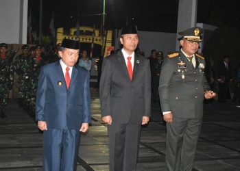 Gubernur Al Haris saat Ikuti Apel Kehormatan dan Renungan Suci di TMP Satria Bakti, Kamis (17/08/2023) (Foto: Diskominfo/Agus Supriyanto)