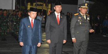 Gubernur Al Haris saat Ikuti Apel Kehormatan dan Renungan Suci di TMP Satria Bakti, Kamis (17/08/2023) (Foto: Diskominfo/Agus Supriyanto)