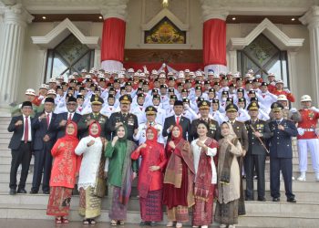 Kapolda bersama Ketua Bhayangkari Daerah Jambi Mengikuti Upacara Bendera HUT ke-78 RI di Lapangan Kantor Gubernur Jambi, Kamis (17/8/2023). (Dok. Humas Polda Jambi)