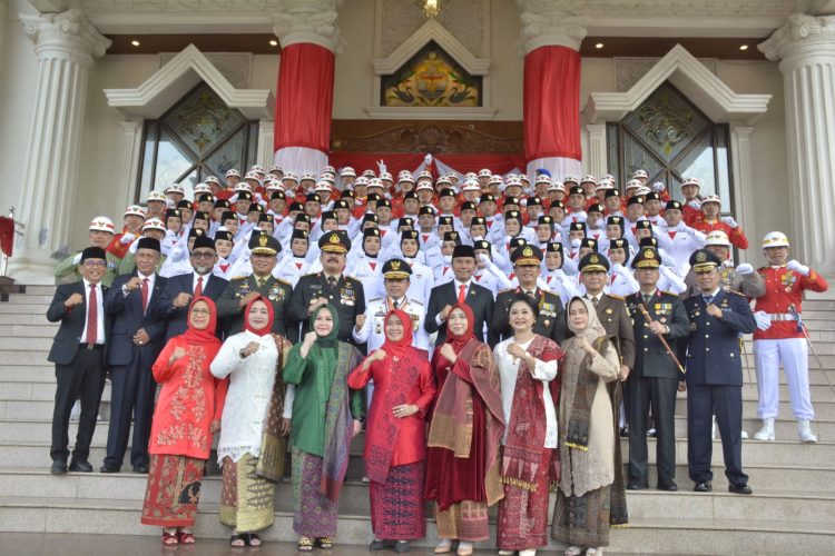 Kapolda bersama Ketua Bhayangkari Daerah Jambi Mengikuti Upacara Bendera HUT ke-78 RI di Lapangan Kantor Gubernur Jambi, Kamis (17/8/2023). (Dok. Humas Polda Jambi)