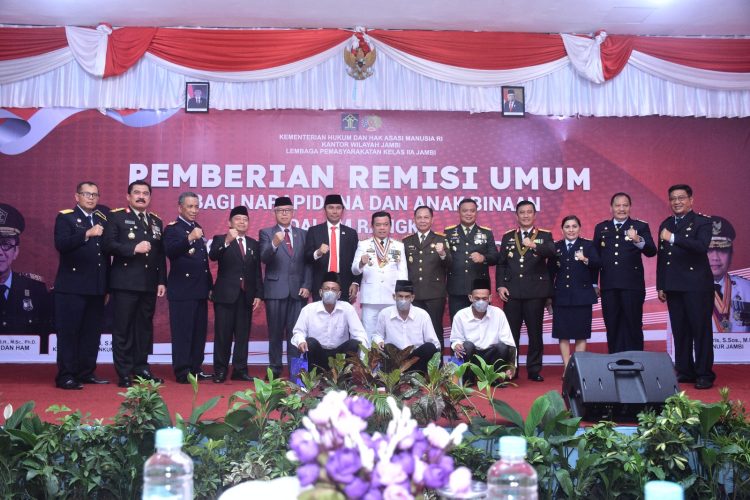 Kapolda Jambi,  Irjen Pol. Rusdi Hartono menghadiri kegiatan pemberian Remisi kepada Narapida Lapas Kelas IIA Jambi oleh Gubernur Jambi H. Al Haris, di Aula Lapas Kelas IIA Jambi  Kamis, (17/08/2023). (Dok. Humas Polda Jambi)