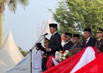 Ketua DPRD Jambi, Edi Purwanto Bacakan Teks Proklamasi di Kemerdekaan RI ke 78 di lapangan Kantor Gubernur Jambi, Kamis (17/8). (Dok. Siklusjambi/Bambang)