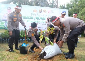Baksos Penanaman Pohon di SPN Polda jambi Jumat, (18/8/23). (Dok Humas Polda Jambi)