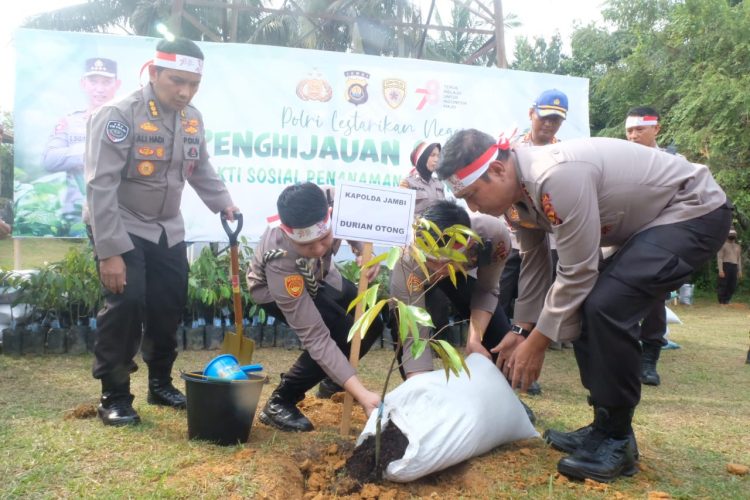 Baksos Penanaman Pohon di SPN Polda jambi Jumat, (18/8/23). (Dok Humas Polda Jambi)