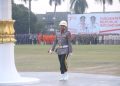 AKBP Arief Ardiansyah Prasetyo saat Pimpin Upacara Penurunan Bendera Merah Putih di Kantor Gubernur Jambi, Kamis (17/08/2023). (Dok. Humas Polda Jambi)