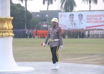 AKBP Arief Ardiansyah Prasetyo saat Pimpin Upacara Penurunan Bendera Merah Putih di Kantor Gubernur Jambi, Kamis (17/08/2023). (Dok. Humas Polda Jambi)