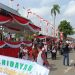 Peserta pawai melintasi panggung kehormatan di depan rumah dinas gubernur Jambi, Sabtu (19/08/2023). (Foto: Pariwarajambi/Riky)