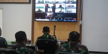 Danrem 042/Gapu Brigjen TNI Supriono, S.I.P., M.M, memberikan pengarahan kepada para Dansat dan Kabalakrem secara langsung di Ruang Rapat Makorem 042/Gapu, Kota Jambi. Jum'at (18/8/2023). (Dok.Penrem 042/Gapu)