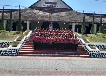 Foto Bersama Kaban Kesbangpol Kota Jambi dan para Pelatih Serta Paskibraka tahun 2023, di Tangkuban Perahu, Senin (21/08/2023). (Dok Foto: siklusjambi)