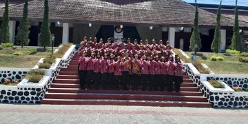 Foto Bersama Kaban Kesbangpol Kota Jambi dan para Pelatih Serta Paskibraka tahun 2023, di Tangkuban Perahu, Senin (21/08/2023). (Dok Foto: siklusjambi)
