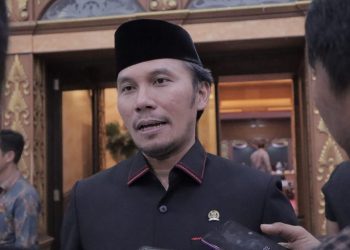 Edi Purwanto saat diwawancarai awak media di Gedung DPRD Provinsi Jambi, Jumat (25/08/2023). (Dok, Humas)