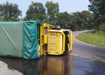 Truk yang diduga bermuatan minyak mengalami kecelakaan tunggal di Jalan Lintas Timur, KM 105, Kec, Merlung Kab. Tanjab Barat, Senin (04/08/2023) (Dok. Siklusjambi)