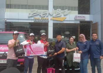 Penyerahan hadiah oleh Direktur PT Us Us Utama kepada pelanggan di Resto Zenbu, kota Jambi, Selasa (05/09/2023). (Dok. Siklusjambi)