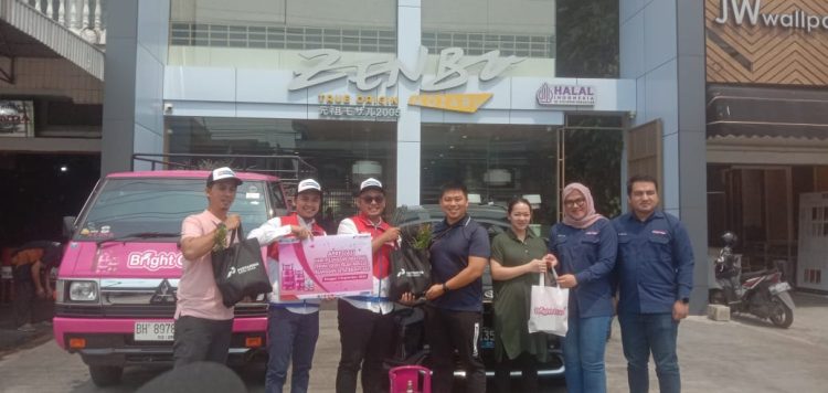 Penyerahan hadiah oleh Direktur PT Us Us Utama kepada pelanggan di Resto Zenbu, kota Jambi, Selasa (05/09/2023). (Dok. Siklusjambi)