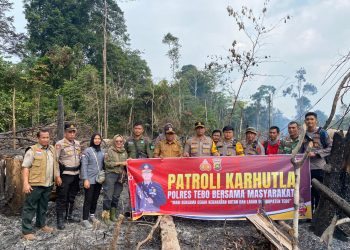 Kapolres Tebo Bersama Masyarakat Melaksanakan Patroli di Lokasi Titik Hotspot di Desa Suo-Suo. Senin, (04/09/2023). (Dok. Humas Polres Tebo)