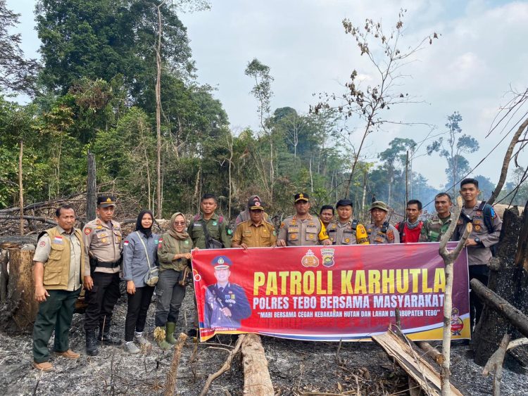 Kapolres Tebo Bersama Masyarakat Melaksanakan Patroli di Lokasi Titik Hotspot di Desa Suo-Suo. Senin, (04/09/2023). (Dok. Humas Polres Tebo)