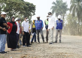 Edi Purwanto saat meninjau progres dua ruas jalan di Talang Duku, Selasa (05/09/2023). (Dok.Humas DPRD)