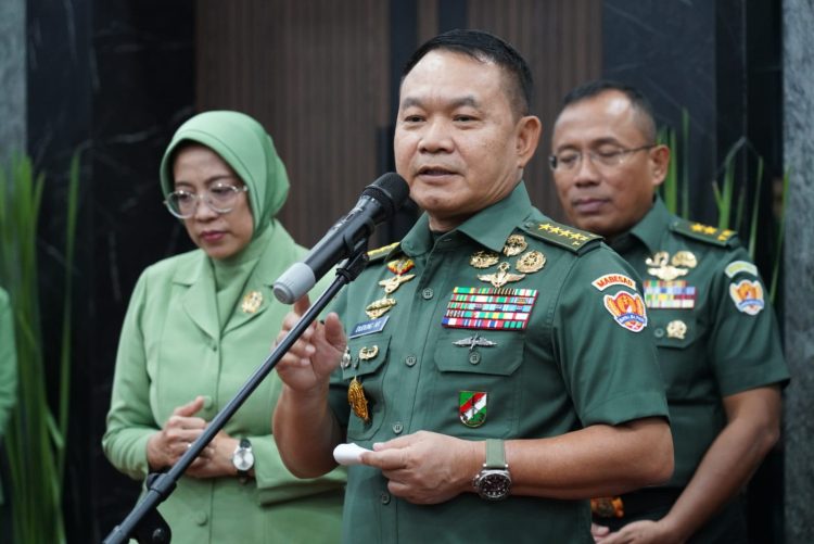 Kasad Jenderal TNI Dr. Dudung Abdurachman pada peluncuran Aplikasi e-Stuntad dan e-Posyandu, di Mabesad, Jakarta, Selasa (5/9/2023). (Dok. Dispenad)