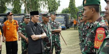 Ketua DPRD Jambi Dampingi Kunker Kasad di Jambi di Lapangan Makorem 042/ Gapu, Kamis (7/9) (Dok. Humas DPRD Provinsi)