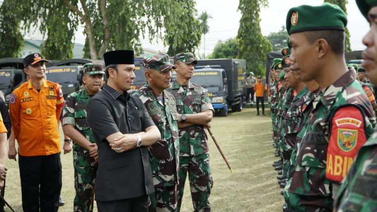 Ketua DPRD Jambi Dampingi Kunker Kasad di Jambi di Lapangan Makorem 042/ Gapu, Kamis (7/9) (Dok. Humas DPRD Provinsi)