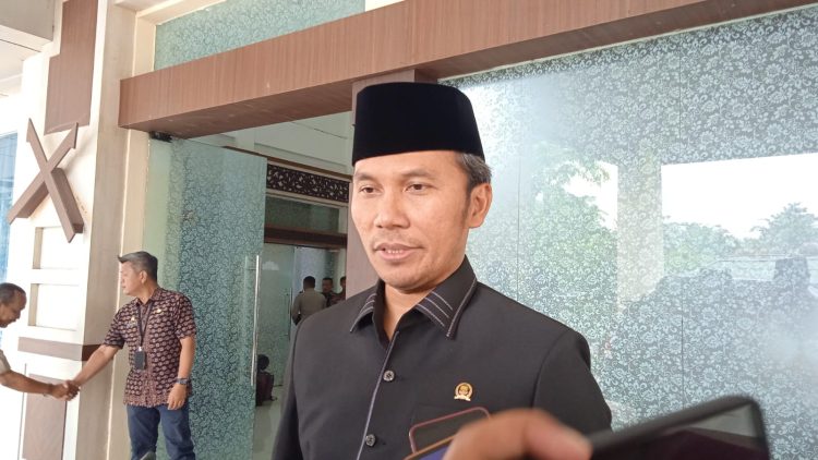 Edi Purwanto saat diwawancarai usai mendampingi kunker Kasad Jenderal TNI, Dudung Abdurachman, di jambi Kamis (7/9). (Dok. Humas DPRD Provinsi/Hadian)