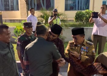 Edi Purwanto sambut kedatangan Kasad Jenderal TNI, Dudung Abdurachman, di VIP Room Bandara Sultan Thaha Jambi, Rabu (6/9/23). (Dok. Humas DPRD)