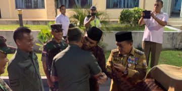 Edi Purwanto sambut kedatangan Kasad Jenderal TNI, Dudung Abdurachman, di VIP Room Bandara Sultan Thaha Jambi, Rabu (6/9/23). (Dok. Humas DPRD)