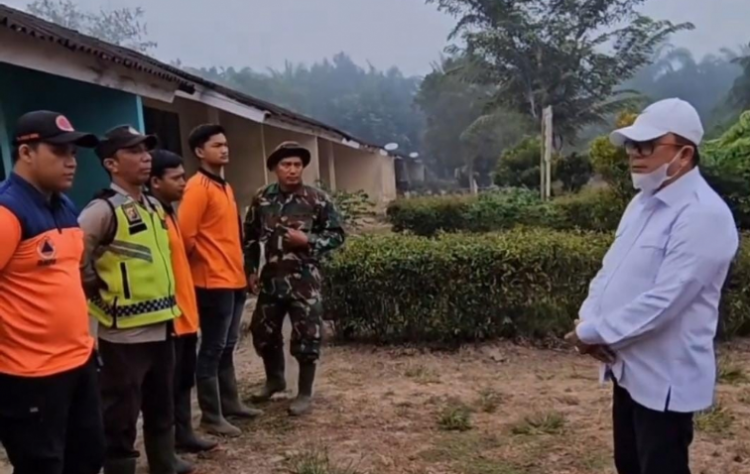 Komisi III DPRD Provinsi Jambi Lakukan Sidak ke Posko Penanganan Karhutla di wilayah Sungai Gelam Kabupaten Muaro Jambi. Minggu (8/10). (dok. Humas)