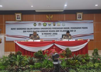 Kunker Kemenkopolhukam di Polda Jambi dalam rangka Sinkronisasi Penegakan Hukum Penanganan Pidana dan Penyelamatan Kerugian Negara dari Kejahatan SDA-LH di Mapolda Jambi pada Kamis, (05/10/2023). (Dok. Humas Polda Jambi)