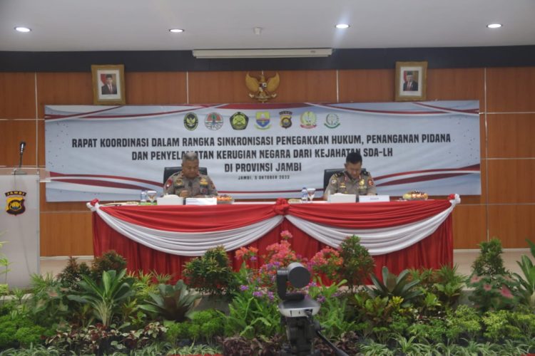 Kunker Kemenkopolhukam di Polda Jambi dalam rangka Sinkronisasi Penegakan Hukum Penanganan Pidana dan Penyelamatan Kerugian Negara dari Kejahatan SDA-LH di Mapolda Jambi pada Kamis, (05/10/2023). (Dok. Humas Polda Jambi)