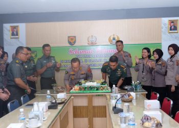 Letnan Kolonel (Letkol). CKM Dr. dr. Faisal Rosady, yang merayakan HUT Ke-78 TNI dengan membawa kue ulang Tahun di RS DKT Bratanata Kota Jambi, Kamis (5/10/2023). (Dok. Humas Polda Jambi)