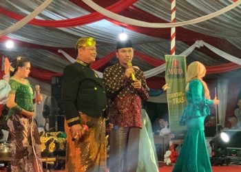 Ketua DPRD Provinsi Jambi, Edi Purwanto bersama Danrem 042/Gapu, Brigjen TNI Supriono, PJU Korem saat menghadiri acara pagelaran wayang kulit lakon bimo krido di Lapangan Makorem 042/Gapu, Jumat (6/10) (Dok. Tami)