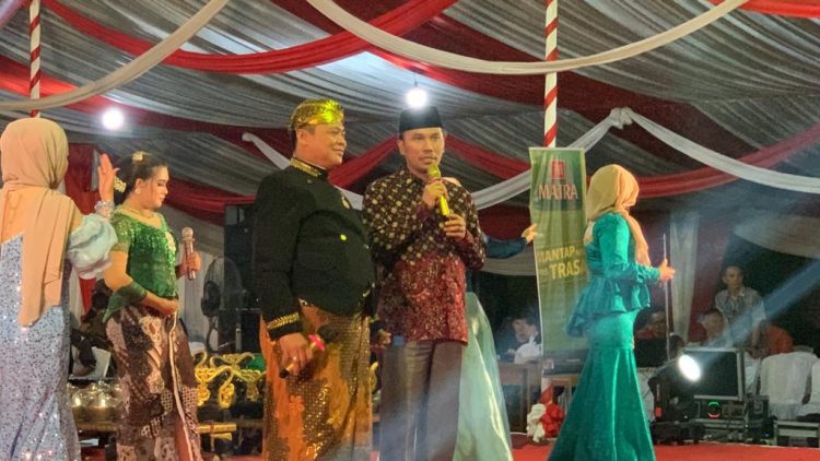 Ketua DPRD Provinsi Jambi, Edi Purwanto bersama Danrem 042/Gapu, Brigjen TNI Supriono, PJU Korem saat menghadiri acara pagelaran wayang kulit lakon bimo krido di Lapangan Makorem 042/Gapu, Jumat (6/10) (Dok. Tami)