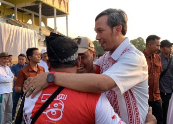 Edi Purwanto menghadiri penutupan final sepak bola di Kabupaten Sarolangun di Lapangan Koni Kabupaten Sarolangun, Kamis (12/10/2023). (Dok. Humas)