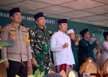 Edi Purwanto menghadiri Apel Hari Santri Nasional tahun 2023 di lapangan Wirotho Agung, Kecamatan Rimbo Bujang, Kabupaten Tebo, Minggu (22/10). (Dok. Humas)