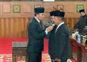 Ketua DPRD Jambi Pimpin Rapat PAW Ismed dan Andarno di Gedung DPRD Provinsi Jambi, Sabtu (28/10). (Dok. Hadian - Humas)