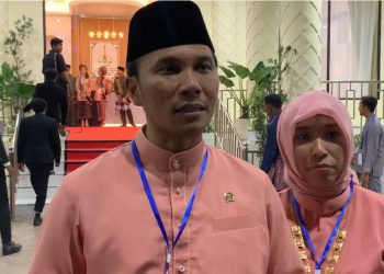 Ketua DPRD Provinsi Jambi bersama Istri saat Hadiri Pembukaan STQH Nasional ke 27 di Arena ex MTQ Jambi, Senin malam (30/10). (Dok. Hadian - Humas)