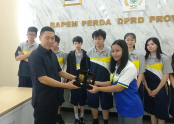 Budi Yako sambut study tour pelajar SMA Karunia Global School di gedung DPRD Provinsi Jambi, Jumat (10/11). (Dok. Hadian - Humas)