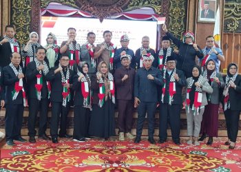 Foto bersama usai melaksanakan Rapat Paripurna di Gedung DPRD Provinsi Jambi, Senin (6/11) (Dok. Hadian - Humas)