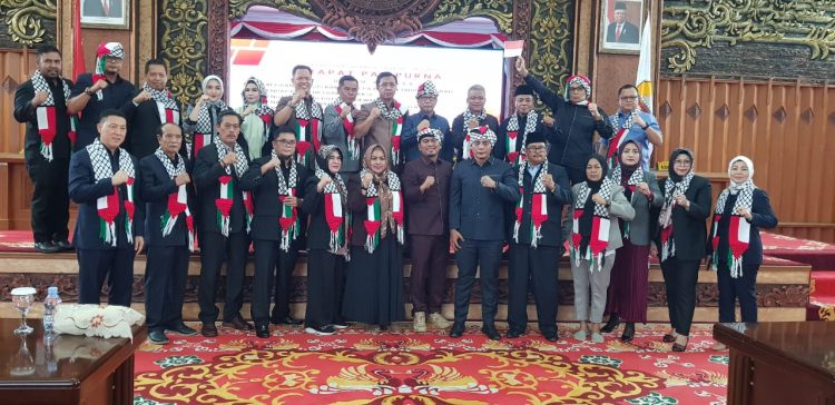 Foto bersama usai melaksanakan Rapat Paripurna di Gedung DPRD Provinsi Jambi, Senin (6/11) (Dok. Hadian - Humas)