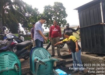 Anggota DPRD Provinsi Jambi Budi Yako saar mengunjungi pedagang kuliner di Kawasan Ancol Tanggo Rajo, Kota Jambi, Jumat (17/11). (Dok Humas - Hadian)