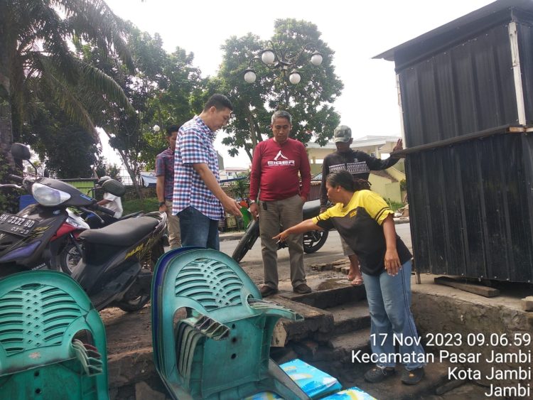 Anggota DPRD Provinsi Jambi Budi Yako saar mengunjungi pedagang kuliner di Kawasan Ancol Tanggo Rajo, Kota Jambi, Jumat (17/11). (Dok Humas - Hadian)