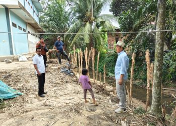 Budi Yako memantau langsung pembangunan drainase di Kelurahan Mayang Mangurai Kota Jambi, Senin (20/11) (Dok. Hadian)