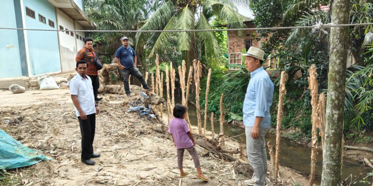 Budi Yako memantau langsung pembangunan drainase di Kelurahan Mayang Mangurai Kota Jambi, Senin (20/11) (Dok. Hadian)