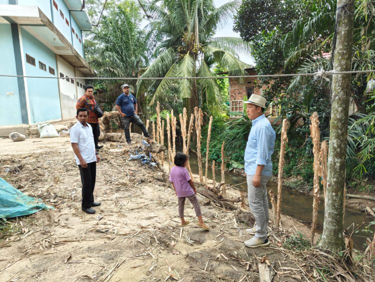 Budi Yako memantau langsung pembangunan drainase di Kelurahan Mayang Mangurai Kota Jambi, Senin (20/11) (Dok. Hadian)