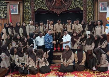 Anggota Komisi IV DPRD Provinsi Jambi, Budi Yako menerima kunjungan siswa dan siswi SMK PGRI 2 Kota Jambi di Ruang Rapat Utama Paripurna, Rabu ( 22/ 11/2023). (Dok. Hadian - Humas)