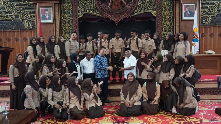 Anggota Komisi IV DPRD Provinsi Jambi, Budi Yako menerima kunjungan siswa dan siswi SMK PGRI 2 Kota Jambi di Ruang Rapat Utama Paripurna, Rabu ( 22/ 11/2023). (Dok. Hadian - Humas)